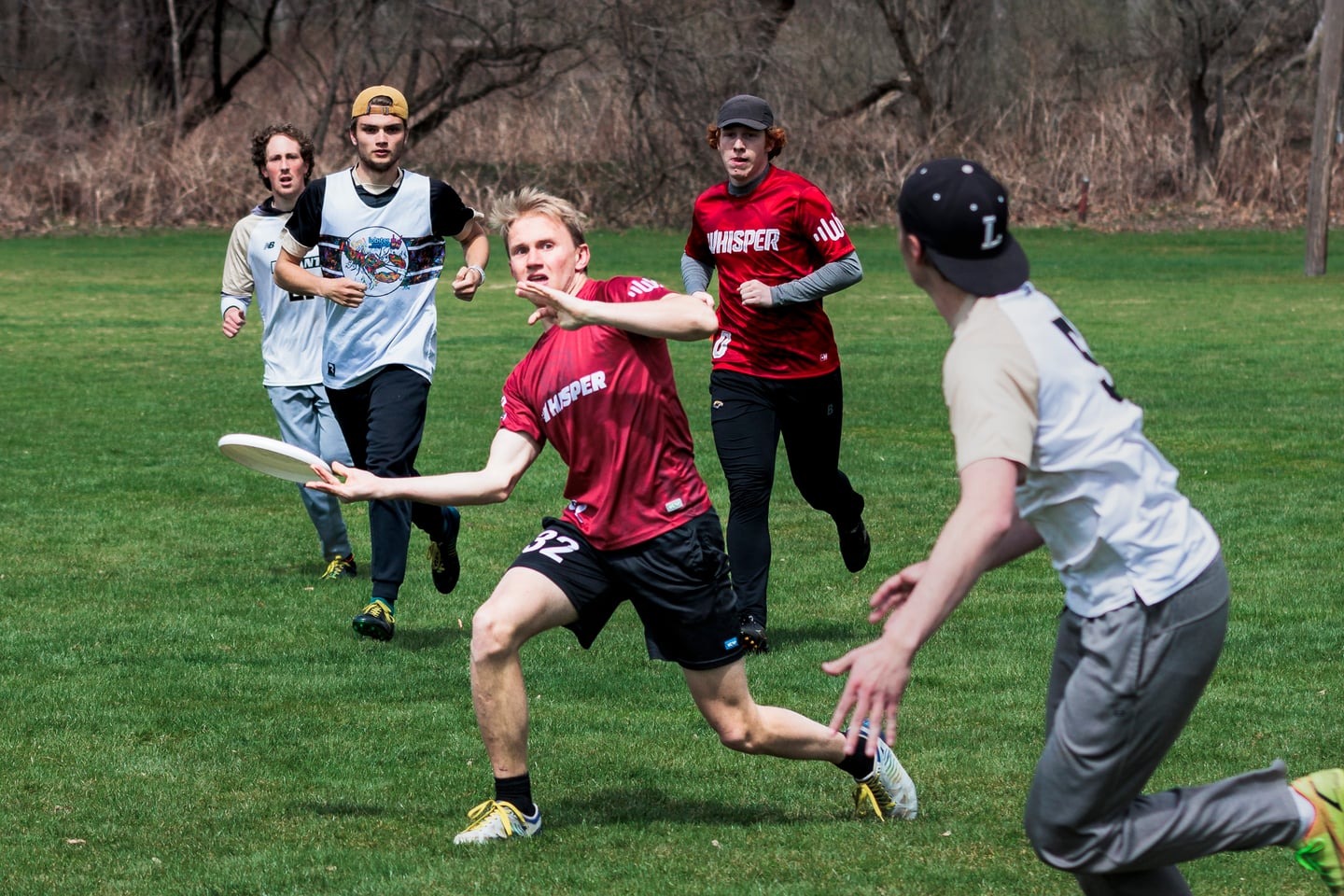 Red-clad cutter runs between defenders during an ultimate point.